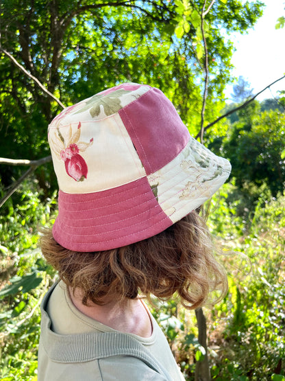 Hold My Glass Bucket Hat, Pembe